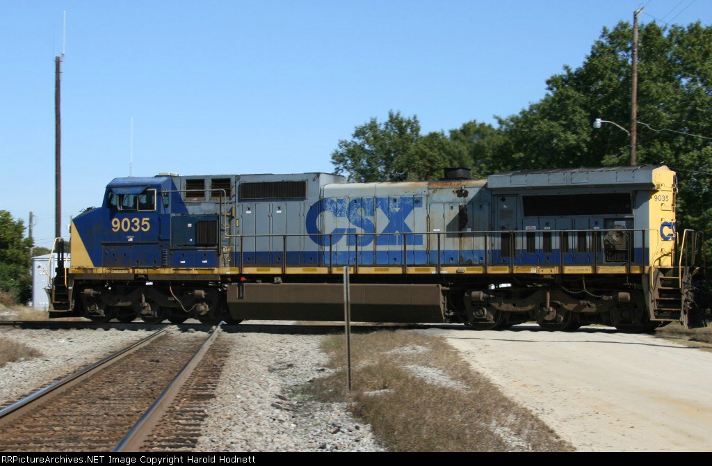 CSX 9035 leads train Q484 across the diamonds 